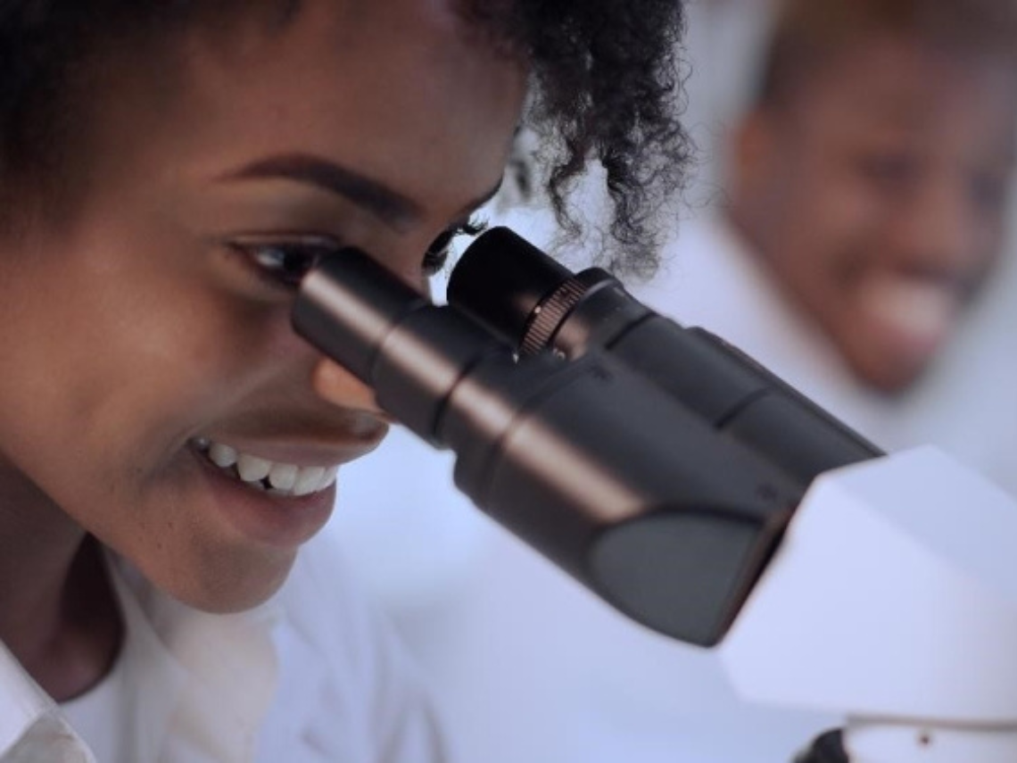 Necesitamos más niñas y mujeres en la ciencia. ¿Cuáles son las tres formas en que podemos apoyarlas?