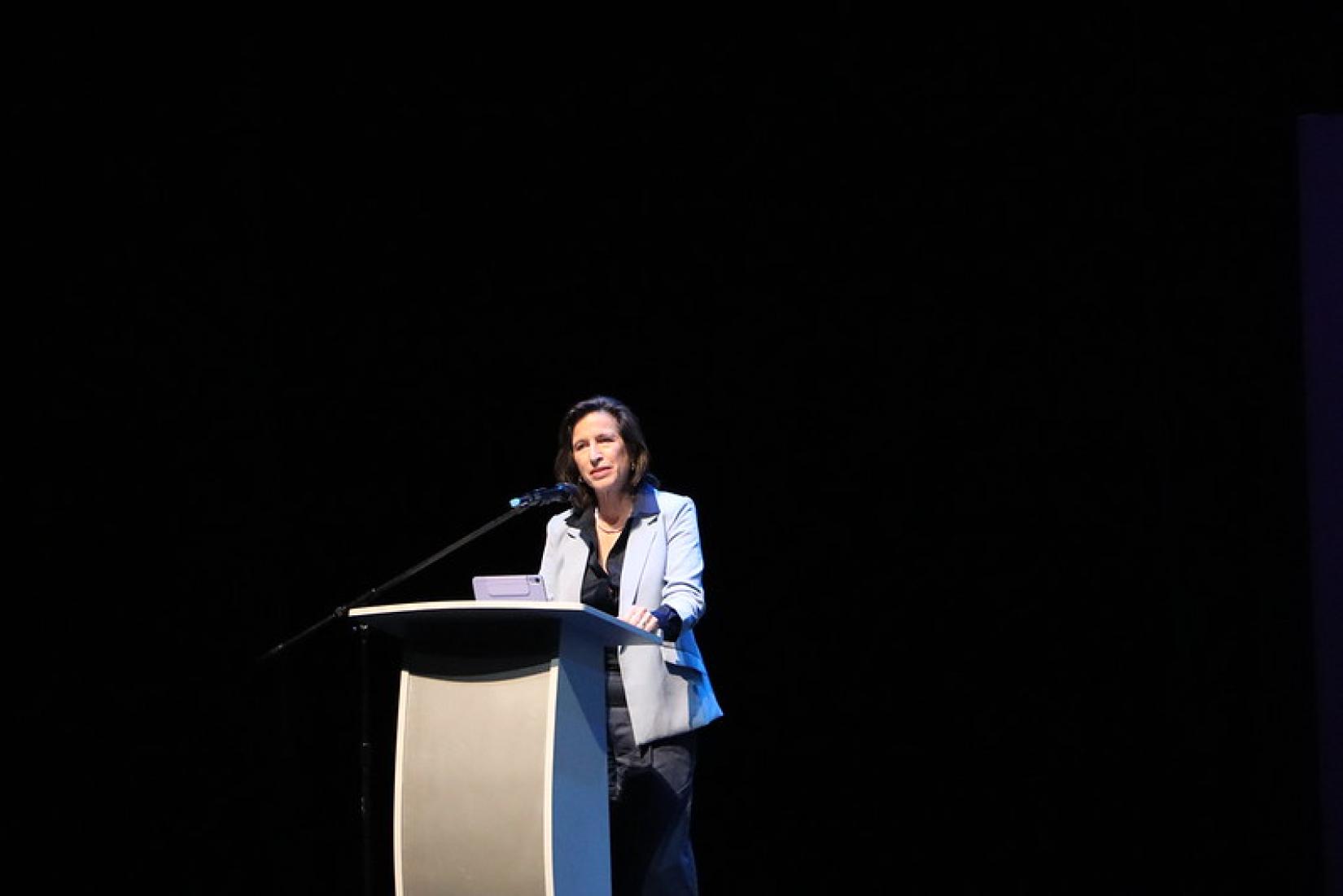 Melissa Fleming durante su ponencia magistral de "El poder de la publicación: Restaurar la integridad de la información"