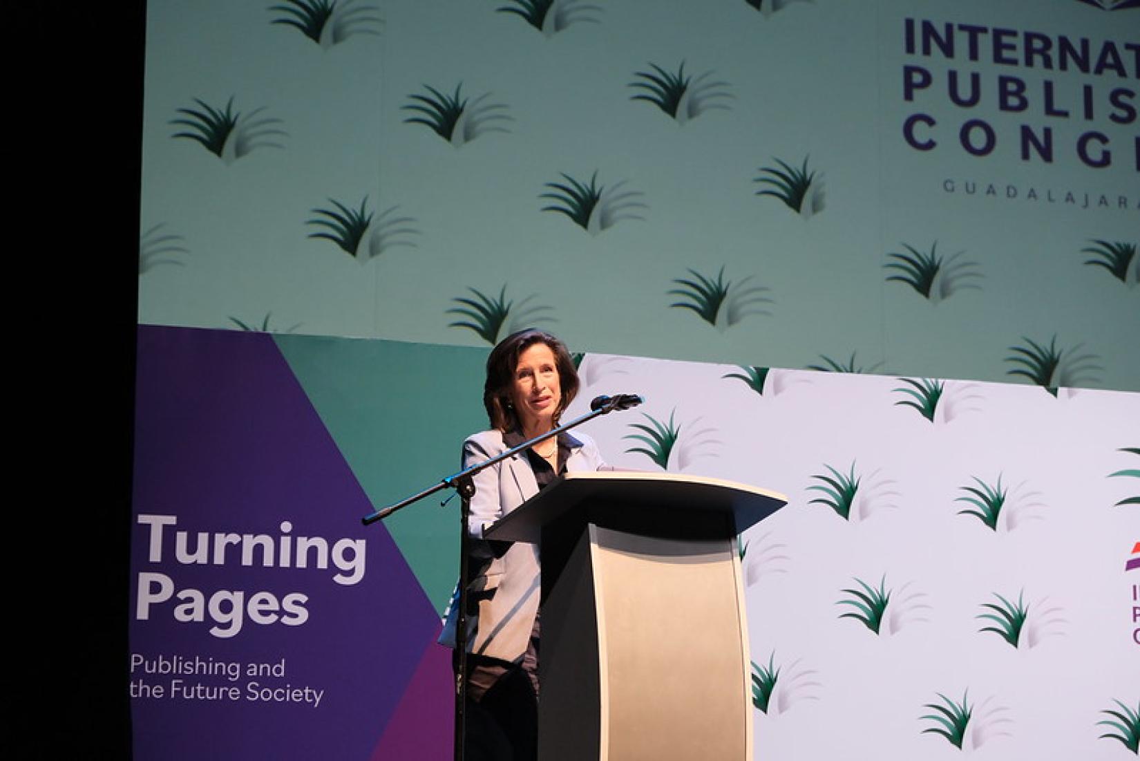 Melissa Fleming durante su ponencia magistral de "El poder de la publicación: Restaurar la integridad de la información"