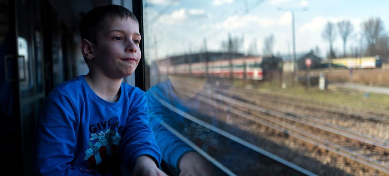 niño de seis años viaja en un tren a lo largo de la frontera entre Polonia y Ucrania