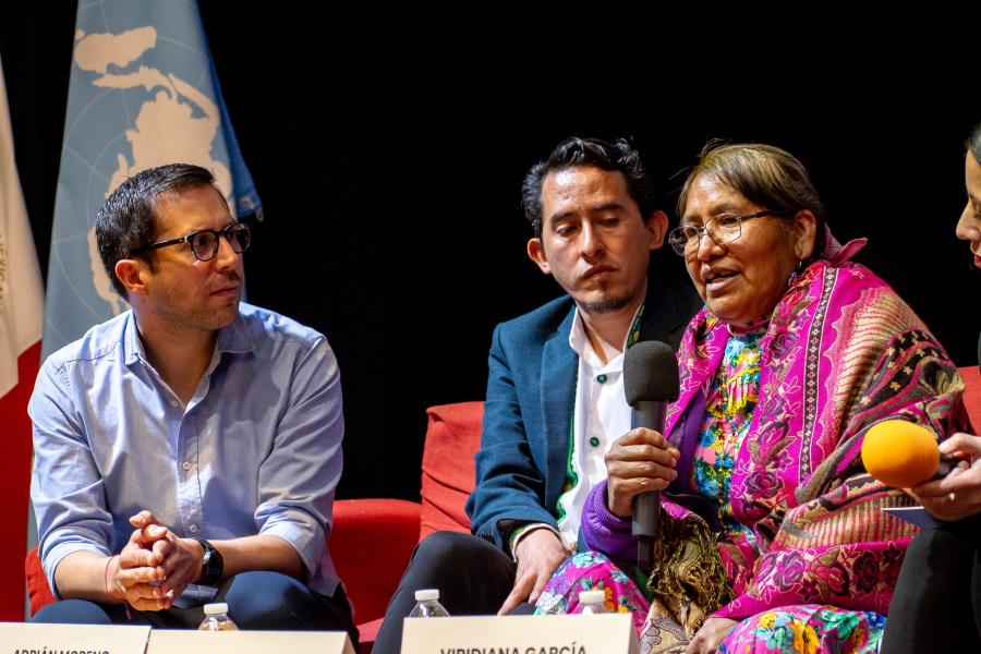De izquierda a derecha: Santiago Esteinou, cineasta; Adrián Moreno, lingüista; Juana Osorio, sobrina de Rita Patiño.