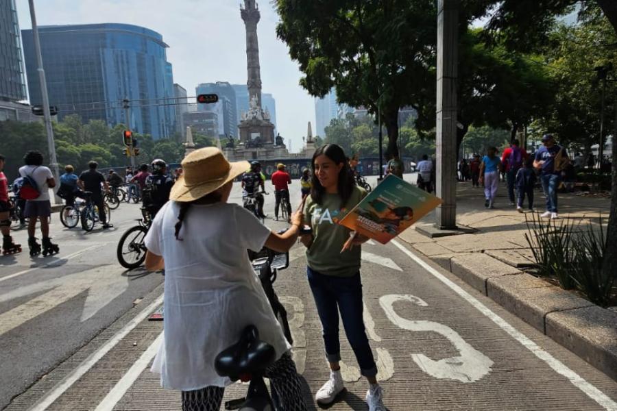 Funcionarios de la FAO regalaron semillas a los ciclistas y transeúntes, mientras compartían información sobre la relevancia de los sistemas agroalimentarios sostenibles.