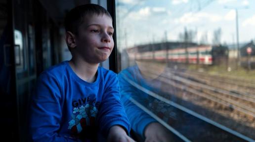 niño de seis años viaja en un tren a lo largo de la frontera entre Polonia y Ucrania